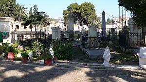 ORAN MARS 2012 16 cimetiere Tamazouet Les statues et les vases des tombes n'existant plus , servent a decorer les allees